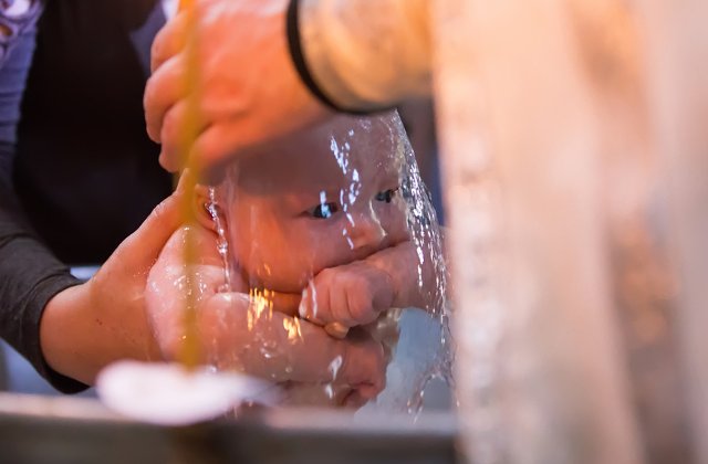 Un bebelus a murit la scurt timp dupa botez. Politia a deschis o ancheta