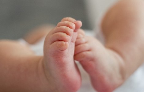 Primele concluzii ale medicilor legisti, in cazul bebelusului care a murit dupa botez