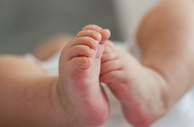 Primele concluzii ale medicilor legisti, in cazul bebelusului care a murit dupa botez