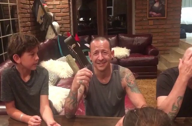 [VIDEO] Chipul depresiei: Cum arata Chester Bennington cu 36 ore inainte de a-si lua viata