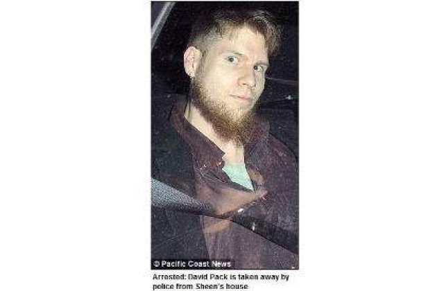 Charlie Sheen si-a angajat veterani de razboi pe post de garzi de corp