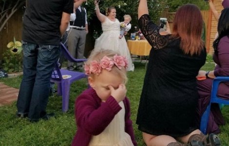  Top  Copiilor nu le plac nuntile! 10 imagini care surprind perfect reactiile celor mici la cununii
