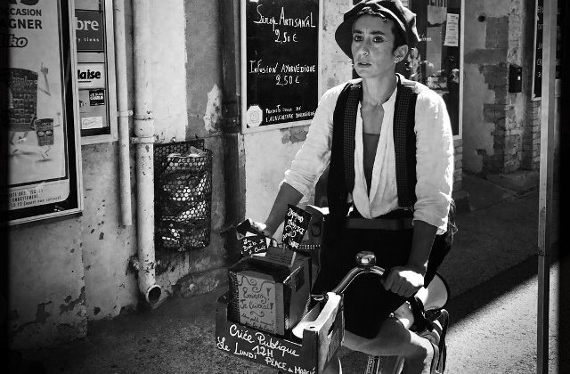 Parisul vazut prin ochii unui om simplu. 10 fotografii care infatiseaza viata de zi cu zi