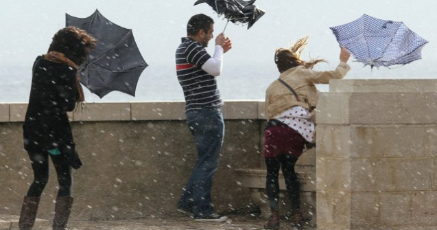 COD GALBEN de averse torentiale, caderi de grindina si descarcari electrice in aproape toata tara