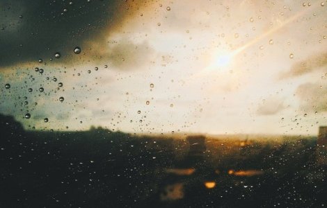 Cod GALBEN de precipitatii pentru 12 judete; averse si vreme rece in cea mai pare parte a tarii pana sambata