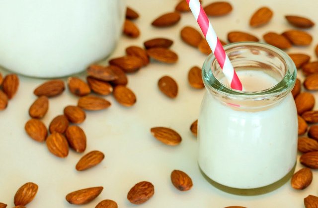 10 beneficii ale laptelui de migdale. De ce trebuie sa il incluzi cat des in alimentatia ta