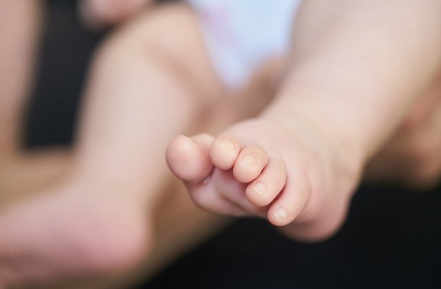 Galati: Fetita de un an si noua luni, la spital dupa ce a fost batuta de mama si de concubinul acesteia