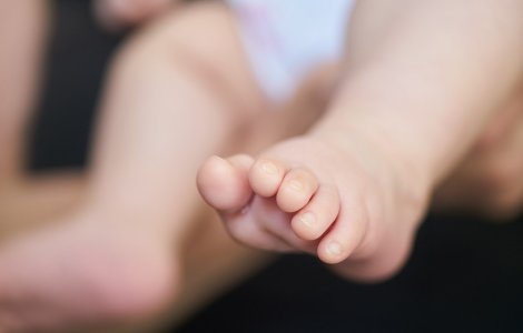 Galati: Fetita de un an si noua luni, la spital dupa ce a fost batuta de mama si de concubinul acesteia