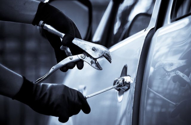 "Creativitate" morbida: trei americani spargeau masinile celor aflati la inmormantari urmarind in ziare anunturile mortuare ale zilei