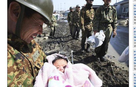 Supravietuire miraculoasa: Un bebelus a fost gasit sub daramaturi