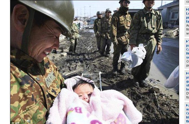 Supravietuire miraculoasa: Un bebelus a fost gasit sub daramaturi