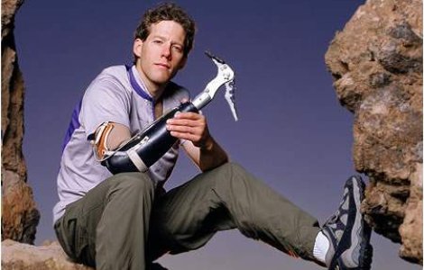 Alpinistul care si-a amputat mana, in scop caritabil la "Minute to win it"