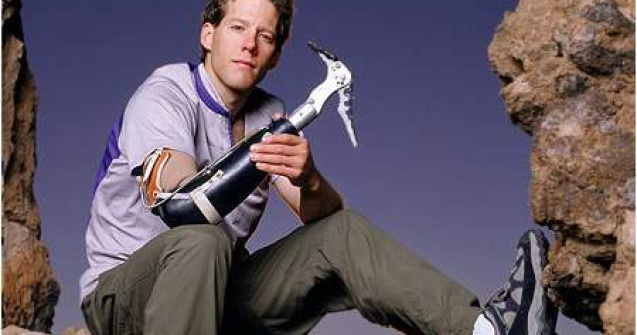 Alpinistul care si-a amputat mana, in scop caritabil la "Minute to win it"