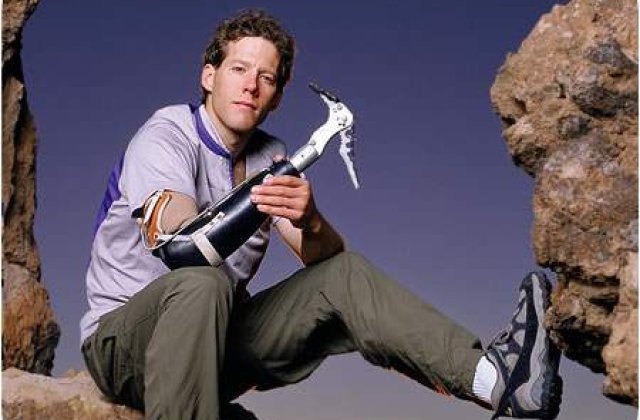 Alpinistul care si-a amputat mana, in scop caritabil la "Minute to win it"