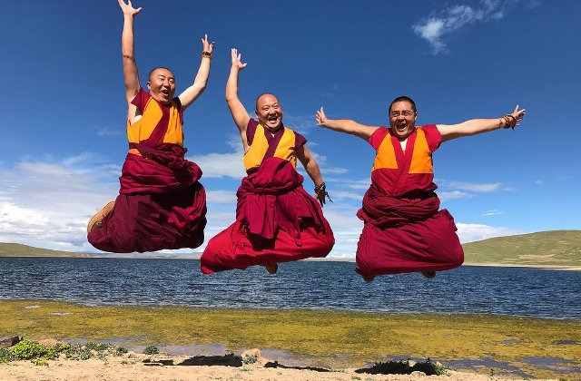 10 imagini fascinante care surprind viata unui calugar din Tibet