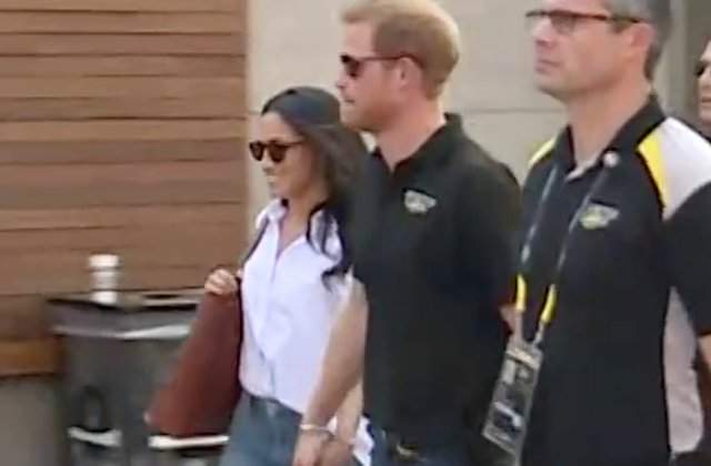 Printul Harry si iubita sa Meghan Markle au fost vazuti pentru prima data tinandu-se de mana / VIDEO
