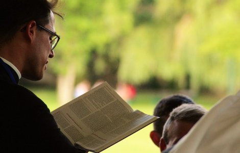 Doi tineri, obligati sa doneze bani pentru Catedrala Mantuirii Neamului