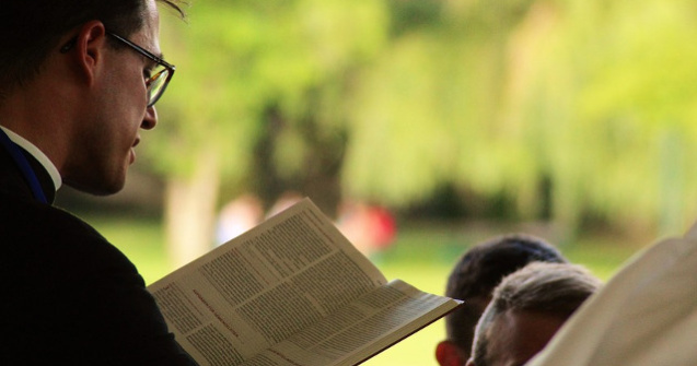 Doi tineri, obligati sa doneze bani pentru Catedrala Mantuirii Neamului