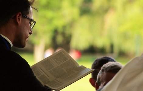 Doi tineri, obligati sa doneze bani pentru Catedrala Mantuirii Neamului