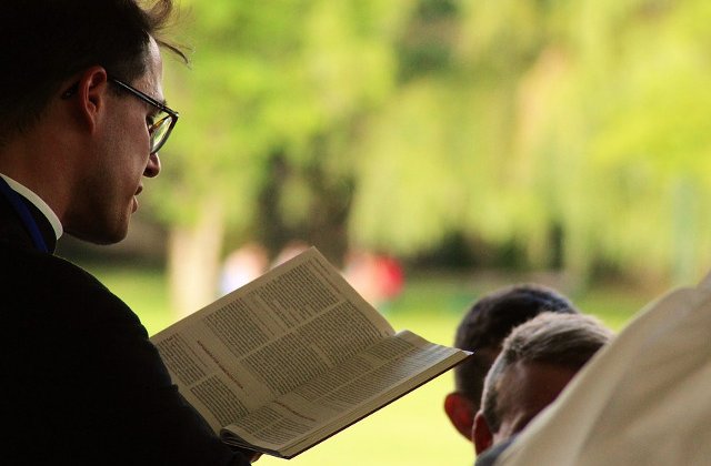 Doi tineri, obligati sa doneze bani pentru Catedrala Mantuirii Neamului