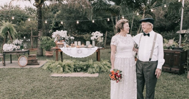 Nu aveau poze de la nunta asa ca le-au facut 60 de ani mai tarziu. Doi batrani au retrait cea mai fericita zi din viata lor