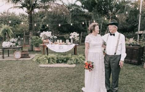 Nu aveau poze de la nunta asa ca le-au facut 60 de ani mai tarziu. Doi batrani au retrait cea mai fericita zi din viata lor