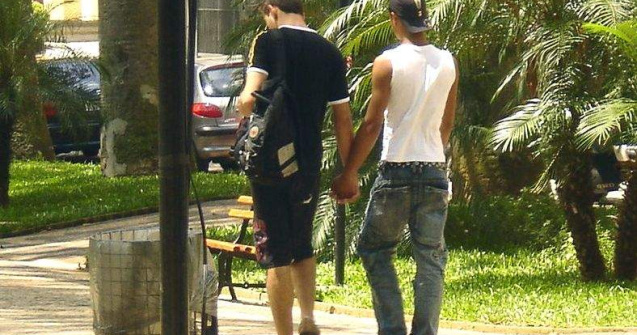 Vedetele ii cer lui Obama sa sustina casatoriile intre homosexuali