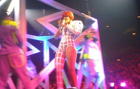 Rihanna, tradata de tatal ei