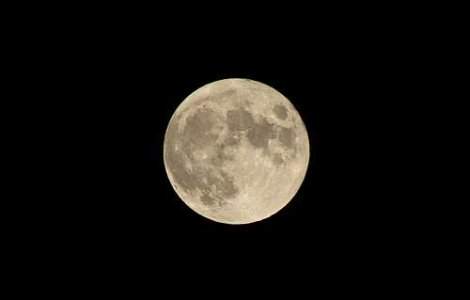 Astazi vei putea "atinge" Luna!