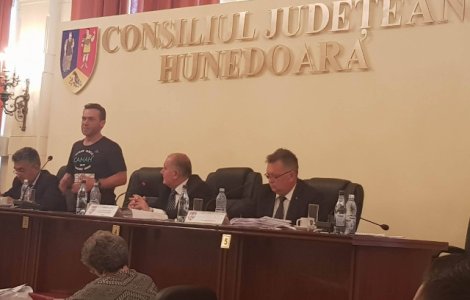 Barbatul care a strabatut Dunarea a fost numit Cetatean de Onoare al Hunedoarei, dar nu a fost chemat la ceremonie