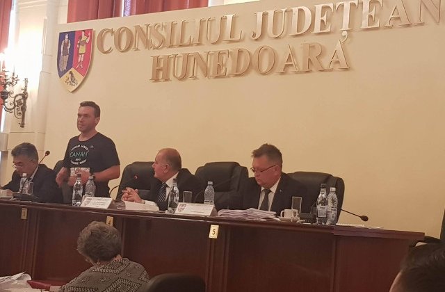 Barbatul care a strabatut Dunarea a fost numit Cetatean de Onoare al Hunedoarei, dar nu a fost chemat la ceremonie