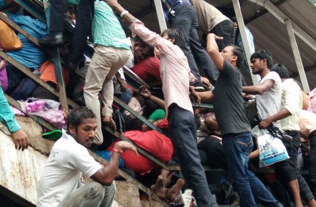 Cel putin 22 persoane au murit si alte 36 au fost ranite intr-o gara din Mumbai