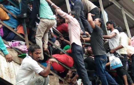 Cel putin 22 persoane au murit si alte 36 au fost ranite intr-o gara din Mumbai