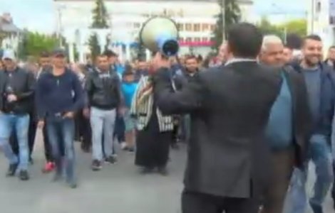 Targu Jiu: Romii au iesit in strada