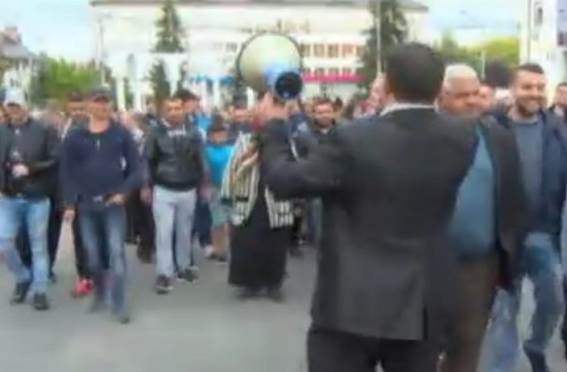 Targu Jiu: Romii au iesit in strada