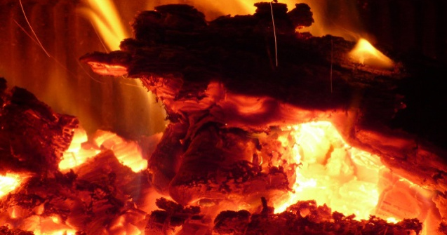 Incendiu puternic la o hala industriala din judetul Buzau. Peste 20 de pompieri au fost mobilizati pentru stingere