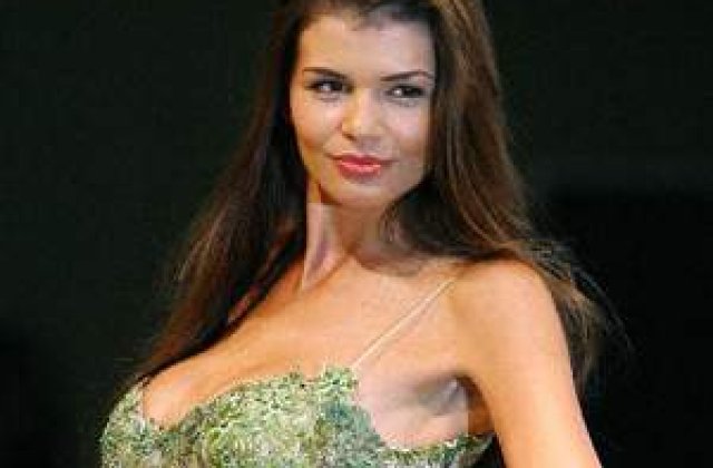 Monica: 'Ma cauta lesbienele la telefon!'