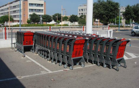 Romanii au talent : S-au calcat in picioare la deschiderea unui hipermarket