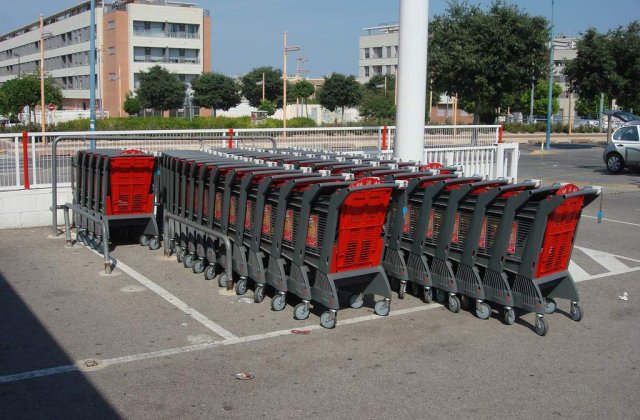 Romanii au talent : S-au calcat in picioare la deschiderea unui hipermarket