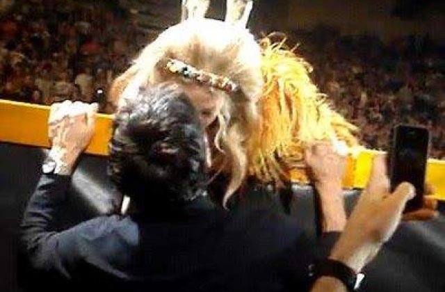 [VIDEO] Te amo, Cupid Boy! Kylie Minogue si-a sarutat iubitul pe scena