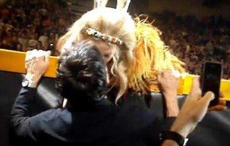  Video  Te amo, Cupid Boy! Kylie Minogue si-a sarutat iubitul pe scena