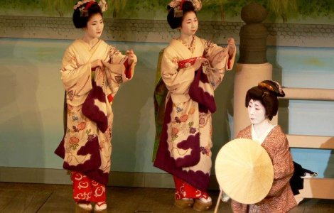 Chimonoul - limbajul feminitatii pure