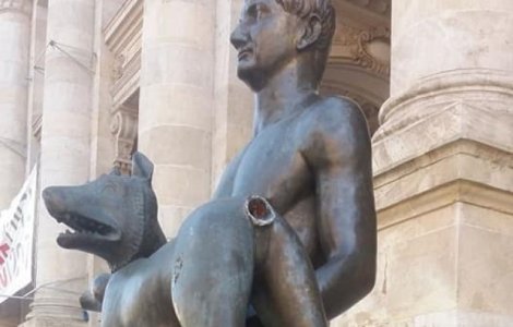 Lupoaica din fata Muzeului National de Istorie a ramas fara coada