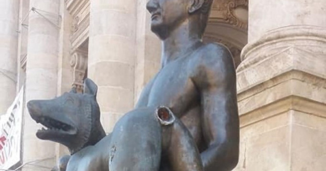 Lupoaica din fata Muzeului National de Istorie a ramas fara coada