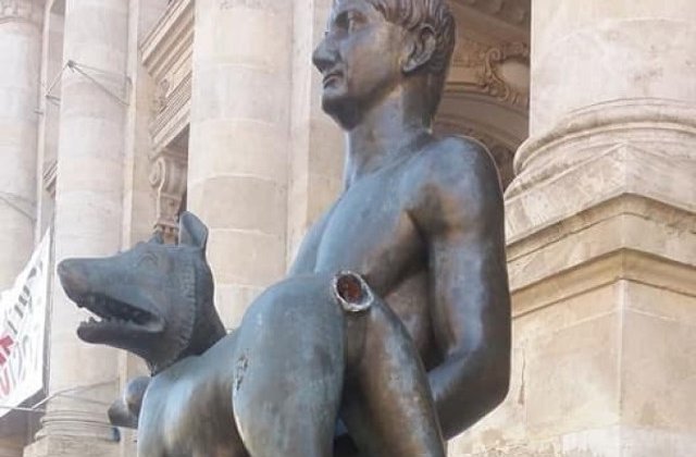 Lupoaica din fata Muzeului National de Istorie a ramas fara coada