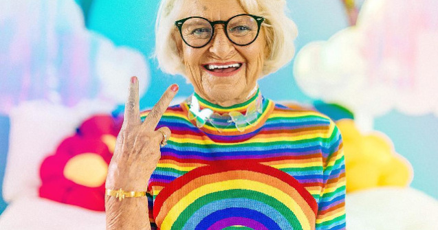  Top  Cea mai simpatica bunicuta de pe Instagram, in 10 fotografii pline de culoare