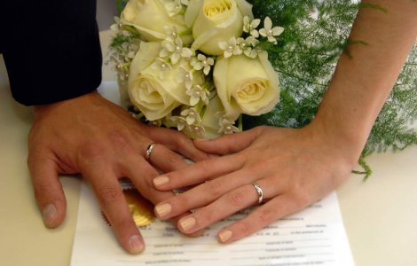 Poligam, demascat cu ajutorul FaceBook