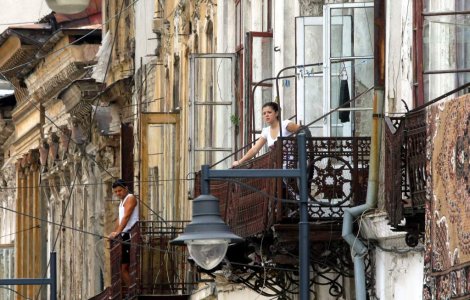 Un "motiv" de a cadea sub masa: Sa nu-ti pice tavanul in cap!