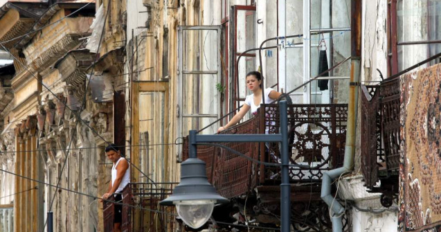 Un "motiv" de a cadea sub masa: Sa nu-ti pice tavanul in cap!