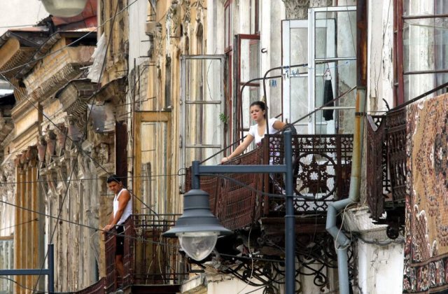 Un "motiv" de a cadea sub masa: Sa nu-ti pice tavanul in cap!